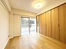 室内：フローリングの部屋は清潔感があり、日々のお掃除も楽で助かります。