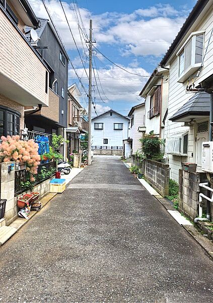 前面道路が広くお車の出し入れもスムーズ