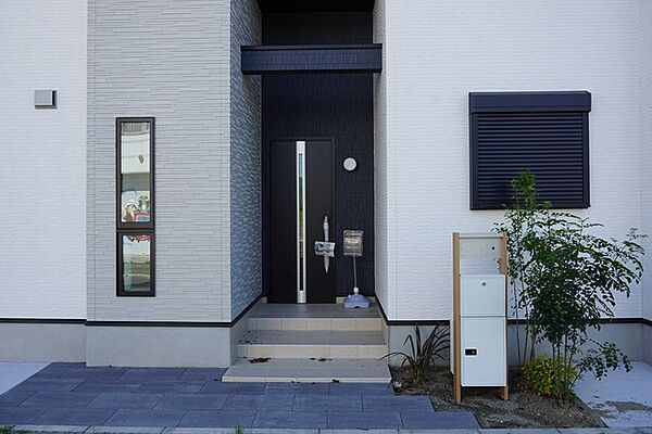 家の顔となる玄関扉がかっこいいと、たくさんの人を招き入れたくなりますね＾＾ 奥まって設置されており、雨にも濡れにくくなっています。