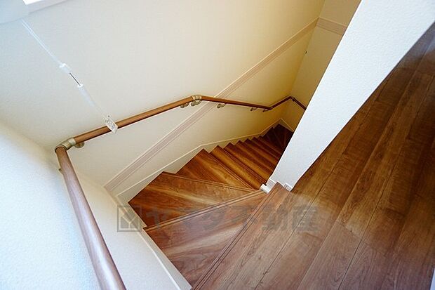 同仕様写真。ご年配の方でも安心できる、手すり付き階段。段差も低めで設定されており、安全性にも優れていますね＾＾