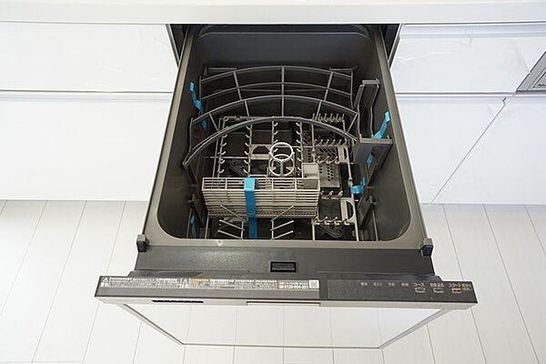 食事の後の手間を解消する食器洗い乾燥機付。冬場の洗い物で手荒れの悩みもなくなります。手洗いよりも節約できて便利。