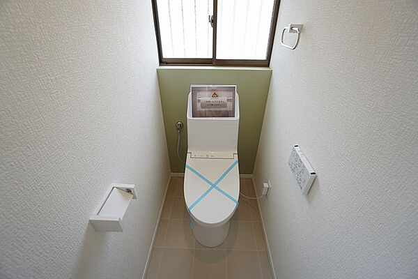 温水洗浄機付トイレです。もちろん、1階2階の2ヶ所にトイレがあるので、忙しい朝にもゆとりができますね。