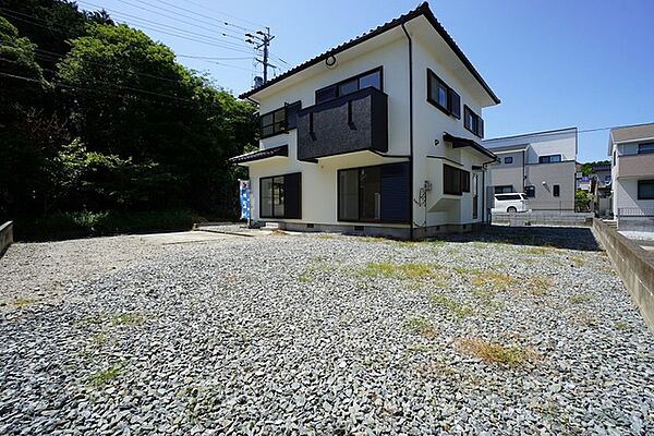 ゆったりとしたお庭は、ガーデニングやお子様の遊び場にはもちろん、倉庫もらくらく設置出来ます＾＾