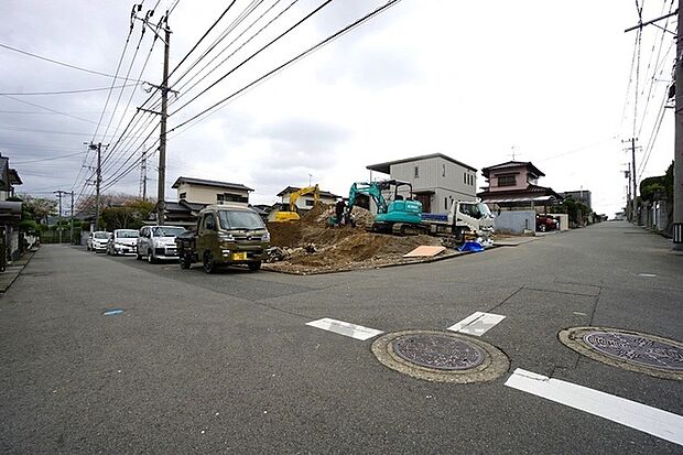 現地（2024年4月9日）撮影。 陽当たり風通しの良い角地。前面道路は約6ｍあり、車同士がすれ違うスペースが十分にあります。