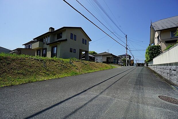 前面道路は広く、車同士がすれ違うスペースが十分にあります。落ち着いた住宅地内で快適な生活を実現してみませんか＾＾