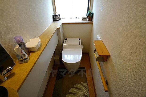 温水洗浄機付トイレです。もちろん、1階2階の2ヶ所にトイレがあるので、忙しい朝にもゆとりができますね。