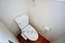 トイレ：温水洗浄機付トイレです。節水機能もあるので、安心して使えますね。もちろん、1階2階の2ヶ所にトイレがあるので、忙しい朝にもゆとりができますね。