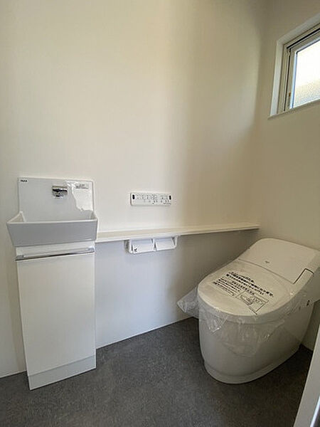 温水洗浄機付トイレです。節水機能もあるので、安心して使えますね。もちろん、1階2階の2ヶ所にトイレがあるので、忙しい朝にもゆとりができますね。