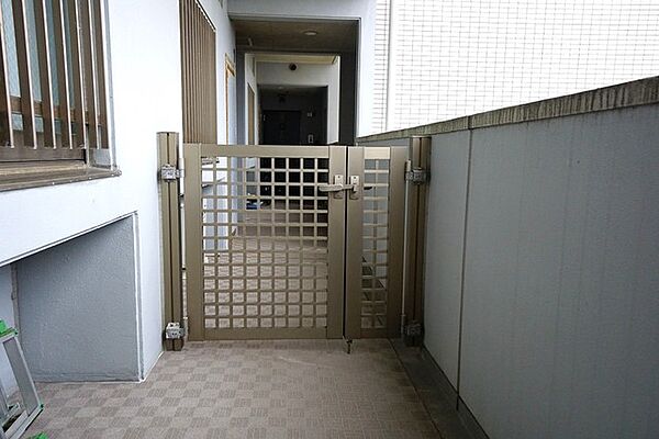 角部屋なので玄関ドアに続く玄関ポーチを完備しています。プライベートが守れたり物を置くにも便利ですね。