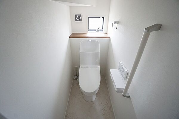 温水洗浄機付トイレです。節水機能もあるので、安心して使えますね。もちろん、1階2階の2ヶ所にトイレがあるので、忙しい朝にもゆとりができますね。