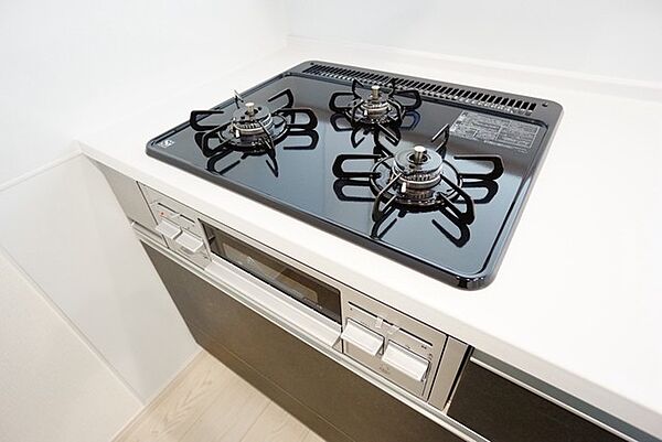 複数の調理を一度に行うことができる3口コンロ。効率よくお料理が出来ます。毎日のお料理も楽しくなりますね＾＾