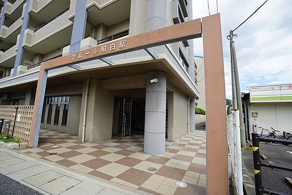 エントランスに続くお洒落なアプローチ入口です。きれいに保たれたエントランスが安らぎに満ちた暮らしへ誘います。
