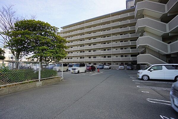 敷地内駐車場月額6000円。空き状況についてはお問い合わせください＾＾