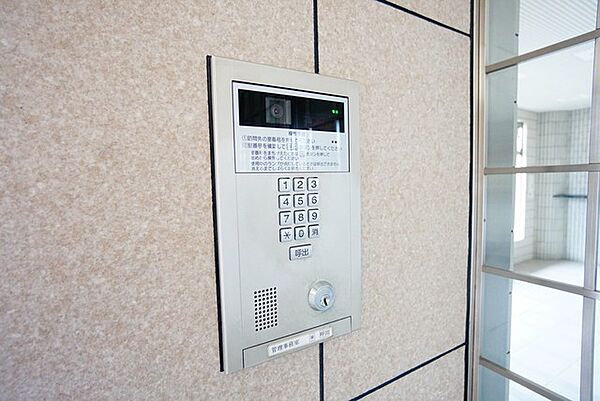 オートロックは、外部の人が自由に建物内に出入りできないため、不審者の侵入防止効果があります。