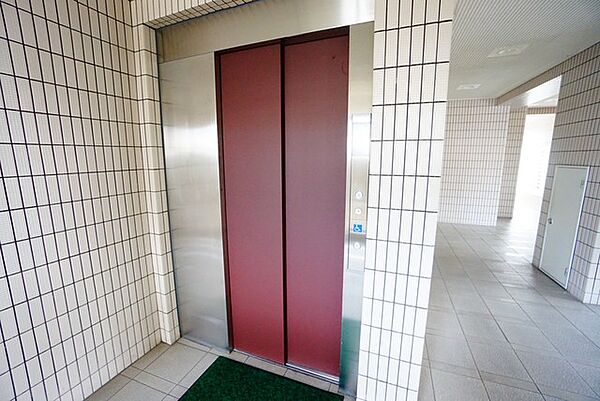 重い荷物を運ぶのにも便利なエレベーター付です。