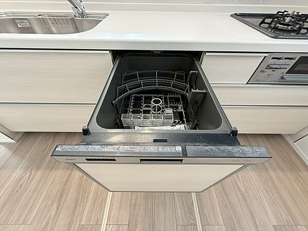食事の後の手間を解消する食器洗い乾燥機付。冬場の洗い物で手荒れの悩みもなくなります。手洗いよりも節約できて便利。