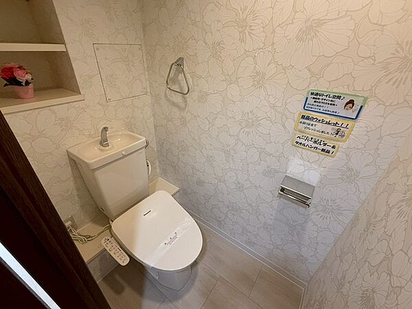 ウォシュレット、暖房便座、節電・節水機能など、使い勝手のよい高機能トイレです。 上部には収納棚が付いています＾＾