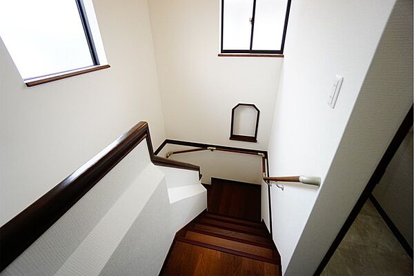 小さなお子様やご高齢の方でも安心できる、手すり付き階段。段差も低めで設定されており、安全性にも優れています。