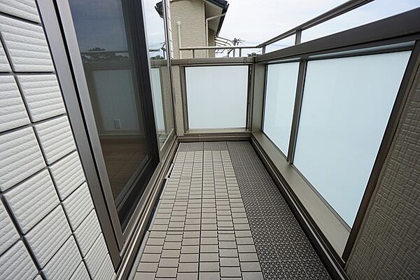 陽当たりの良いバルコニーです。お洗濯やお布団干しはもちろん、日光浴スペースにも。足元は防水工事施工済です。