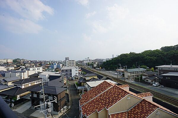 バルコニーからの眺望です。前面に遮るものがなく景色を一望できます。南西向きで、日当たりも良好。お洗濯物が良く乾きます。