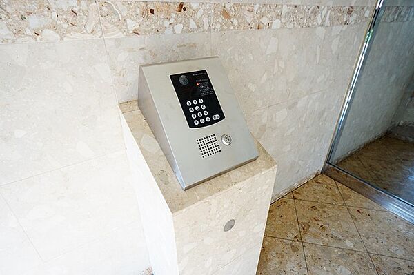 オートロックは、外部の人が自由に建物内に出入りできないため、不審者の侵入防止効果があります。安心のできる暮らしをご提供致します。