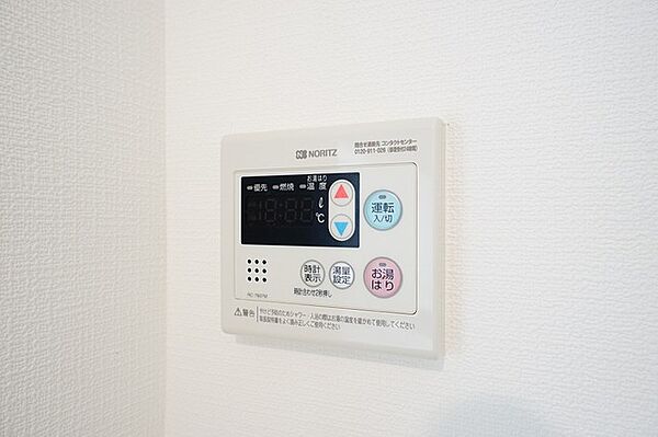 キッチン横からお湯張り、追い炊き、足し湯がボタン一つで楽々操作できる給湯機リモコンです。忙しい夕飯準備の時間帯に重宝しますね。