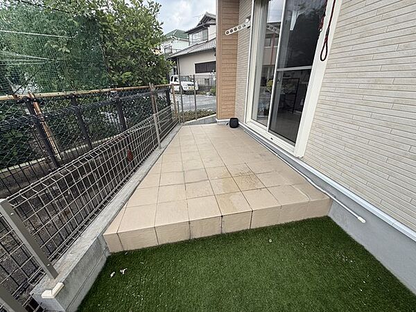 リビングから繋がるタイルデッキは第2の家族団欒スペースとして活躍します。ペットやお子様の遊び場としてはもちろん、BBQなども楽しめます。