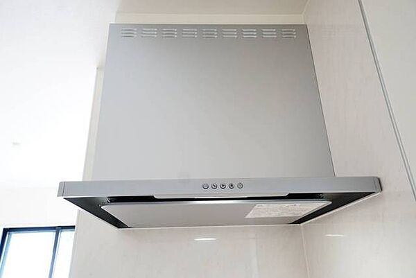 お手入れが簡単なスリム型レンジフードです。調理により発生する油煙や臭いを吸い込み、屋外へ排気してくれます。
