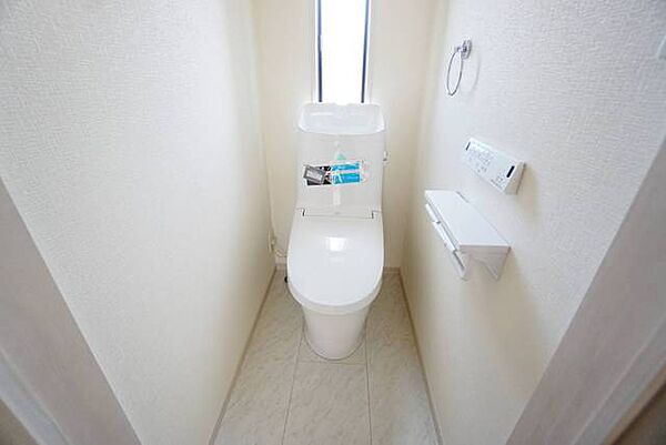 温水洗浄機付トイレです。節水機能もあるので、安心して使えますね。もちろん、1階2階の2ヶ所にトイレがあるので、忙しい朝にもゆとりができますね。