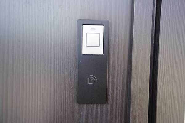 お子様を抱っこしながら簡単に開けられるのが便利なスマートキー。