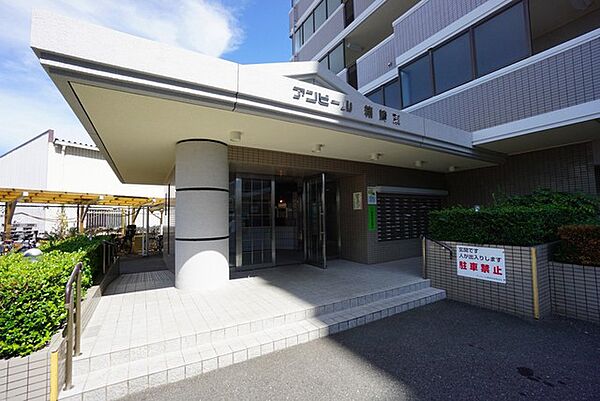 エントランスは道路から奥まった位置にあり、防犯性に配慮した動線となっています。落ち着いた雰囲気のアプローチが魅力です＾＾