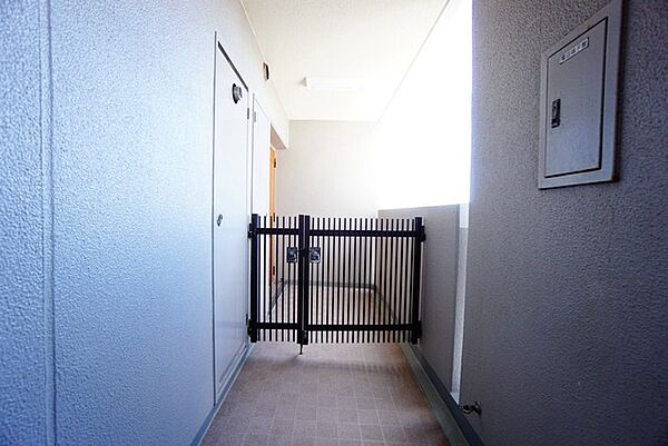 角部屋なので両隣を気にすることなく過ごせます。