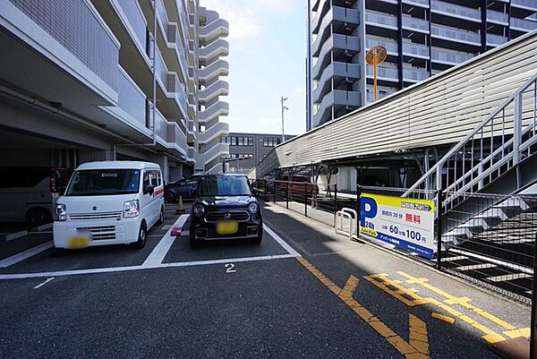 来客時の駐車場として敷地内にコインパーキングを完備しています。遠くに駐車しなくて済むのはうれしいですね。