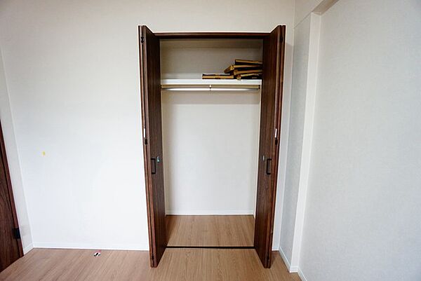 洋室にはハンガーパイプ付きのクローゼットが設けられています。たっぷり収納できるので衣替えの心配もいりませんね＾＾