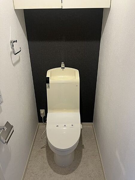 ウォシュレット、暖房便座、節電・節水機能など、使い勝手のよい高機能トイレです。 上部には収納棚が付いています＾＾