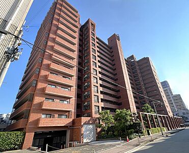 外観:鉄骨鉄筋コンクリート造 15階建 120戸 1093坪の広い敷地にゆったりと佇むマンションです。夜のライトアップもキレイです! 外観:鉄骨鉄筋コンクリート造 15階建 120戸 1093坪の広い敷地にゆったりと佇むマンションです。夜のライトアップもキレイです!