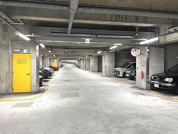 地下駐車場は雨の日でも濡れずにお部屋まで移動できるのでとても便利です。