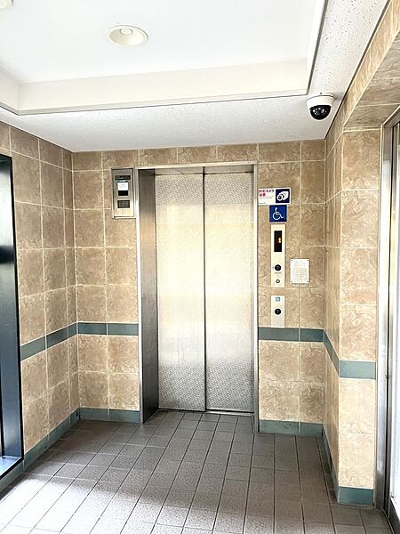1階エレベーター前　防犯カメラもあり安心です