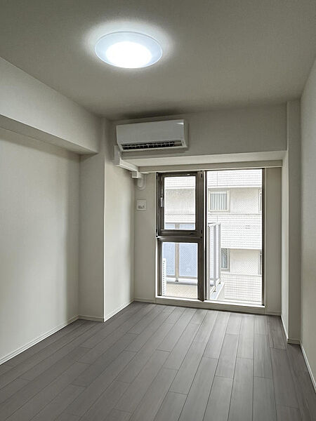 洋室6帖　サービスバルコニーのあるお部屋です。