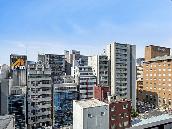 バルコニーからの正面眺望です。前面に高い建物はないので圧迫感などはありません。