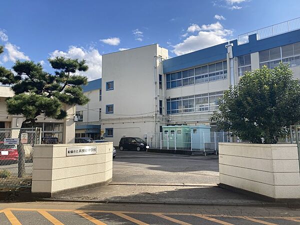 高根台中学校まで　1390m　徒歩約18分●教育目標「夢の追求」