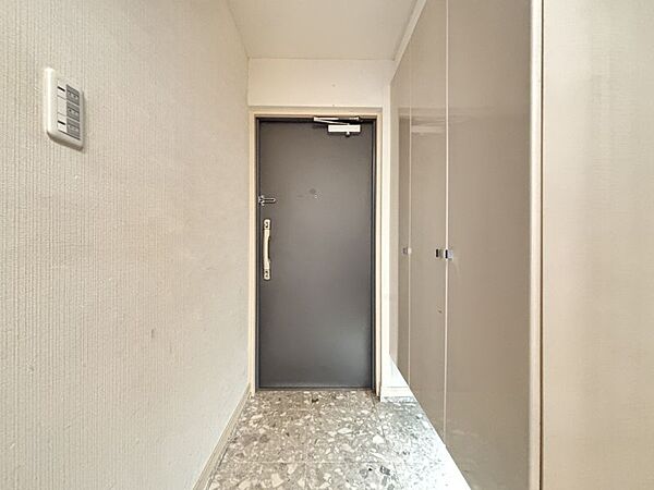 シンプルで清潔感のある玄関。毎日気持ちよく出入りできます