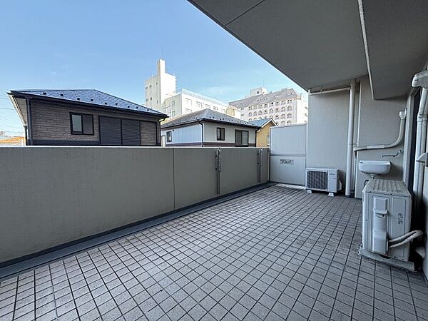 あたたかな朝日が差し込む、東向きのバルコニー。通風良好で洗濯物もよく乾きます