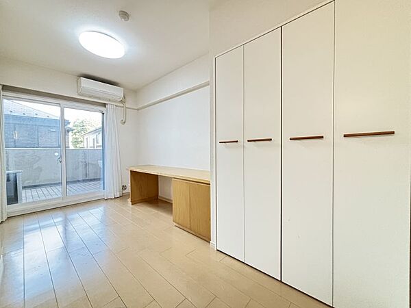 たっぷり収納の洋室。シンプルな白基調なので自分好みにコーディネートできますね
