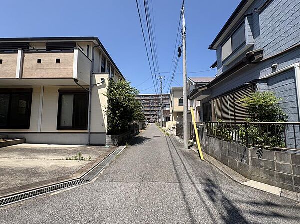 駐車二台スペース有◎角地で車の出し入れも快適！