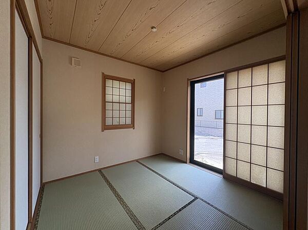リビングに隣接の約5.0帖の和室の引き戸を開け放つと更に広々◎お友達やご家族が遊びに来たときに便利ですね！