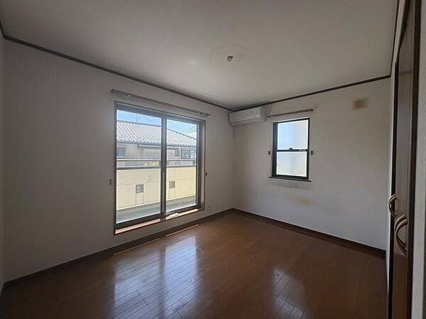お部屋がバルコニーに面しているので、明るい光が差し込んできますね。風通しも良好です♪