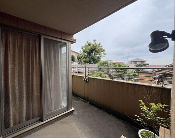 広めのバルコニーは屋根があるので雨の日の洗濯物も安心です！