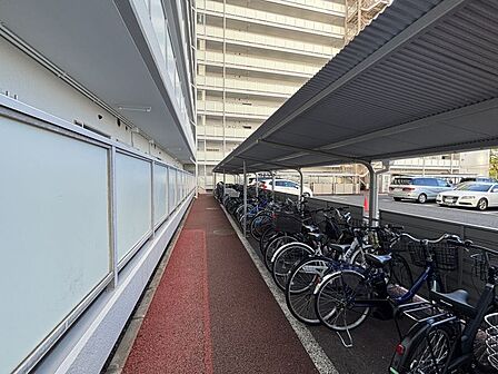 雨風や紫外線によるサビ・劣化から自転車を守れる屋根付きの駐輪場です!
