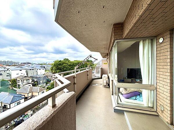 三部屋に面するワイドバルコニーは南向きで日当たりも良好です！